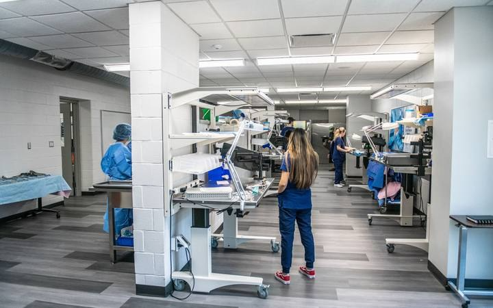Students training in the Prosser sterilization lab